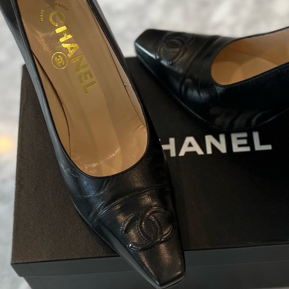 CHANEL CoCo Interlocking CC Black Lambskin Pumps - Picture 3 of 9
